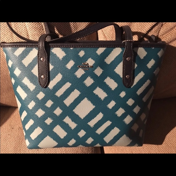 EUC Coach Tote handbag in criss-cross pattern - Picture 1 of 5